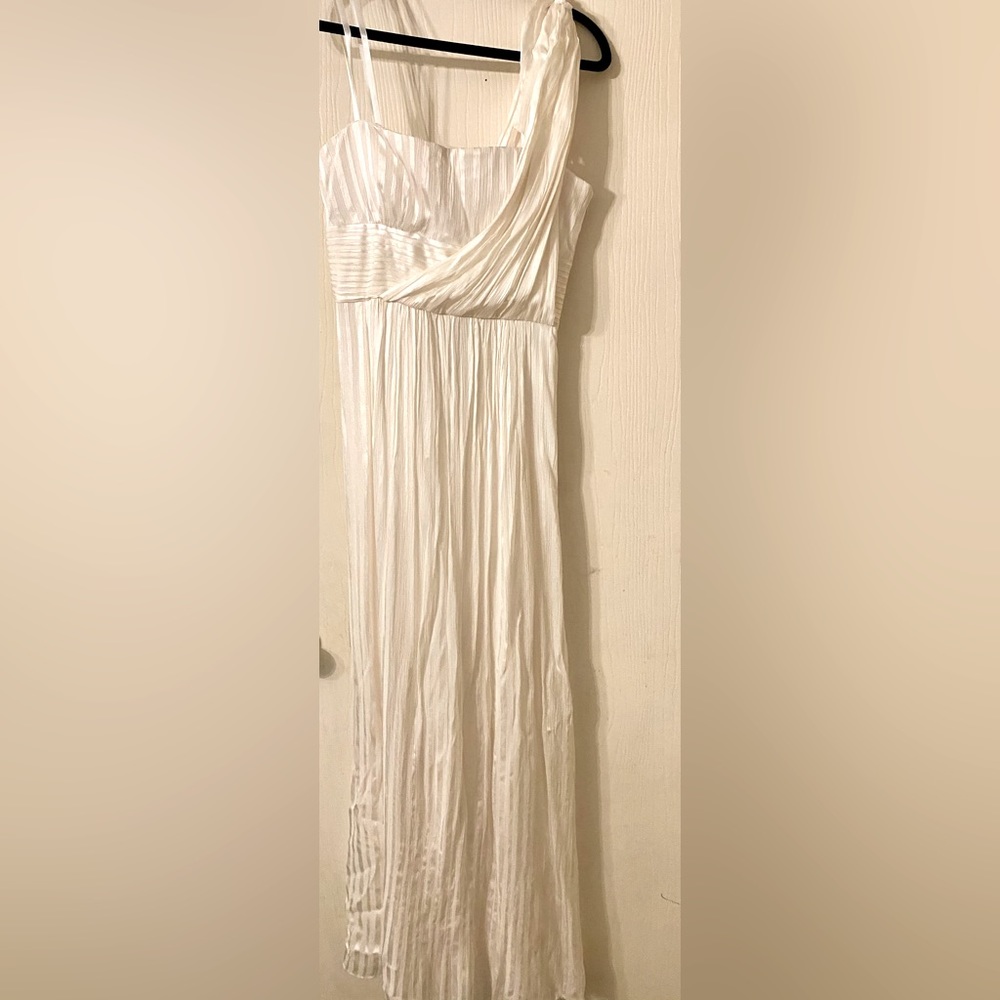 Beautiful NWT  BCBG MaxAzria White Designer Gown $200 neg